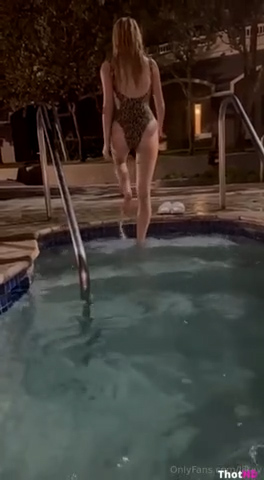 Lil Tay Striptease in the Pool – Onlyfans video Hot